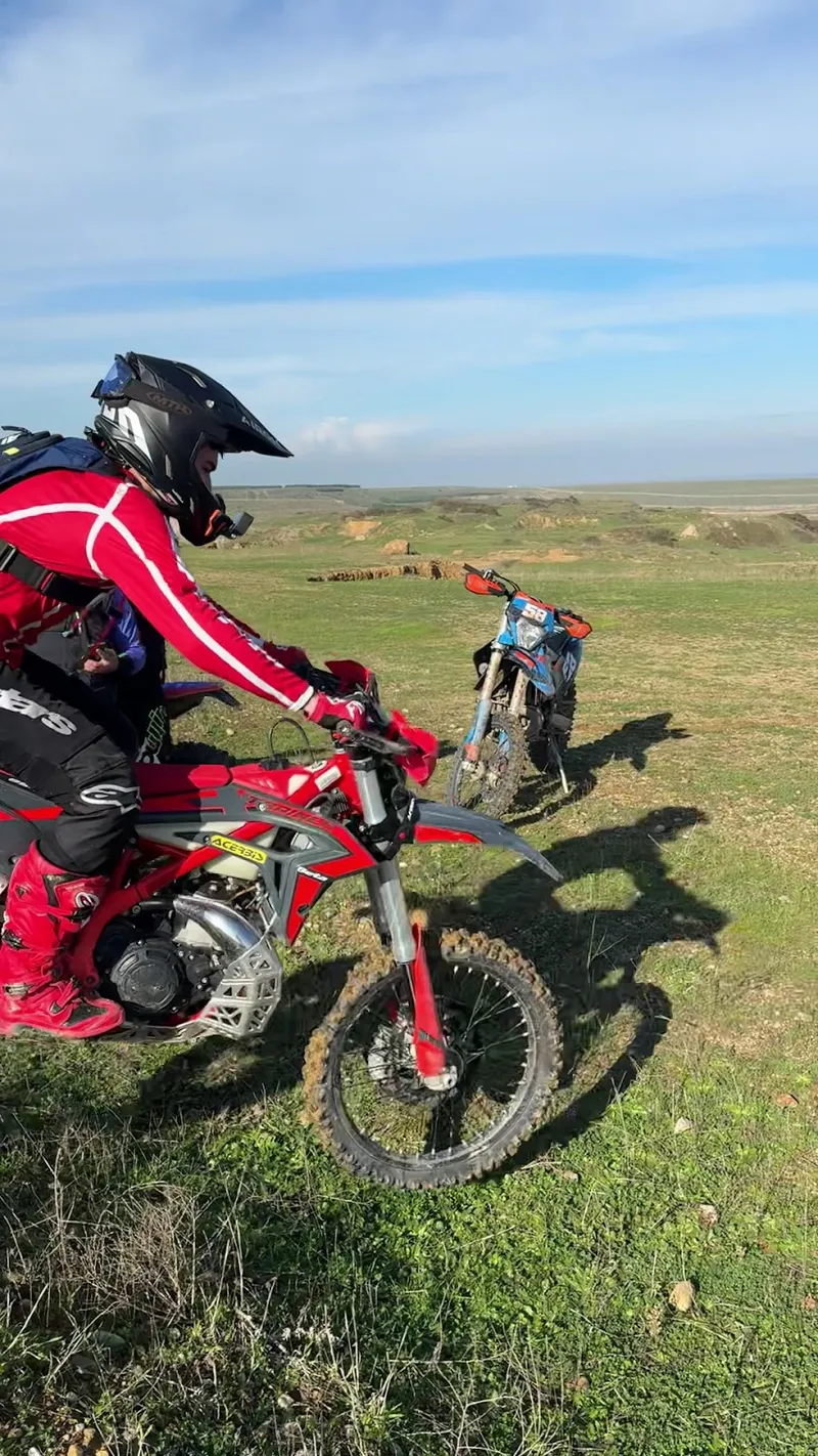 Açık arazide enduro sürüşü, arkada diğer sürücüler